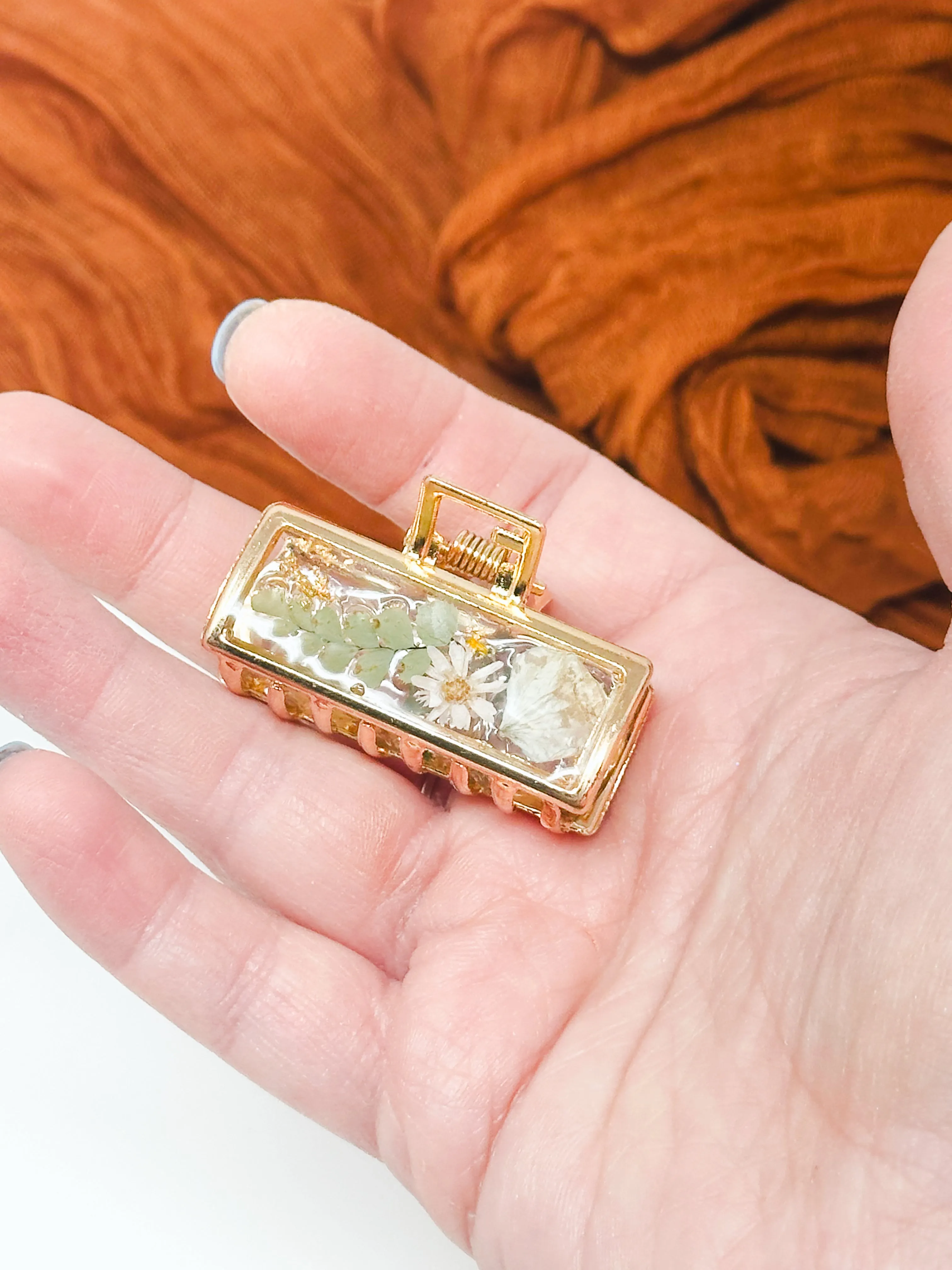 Greenery and white mini claw clip