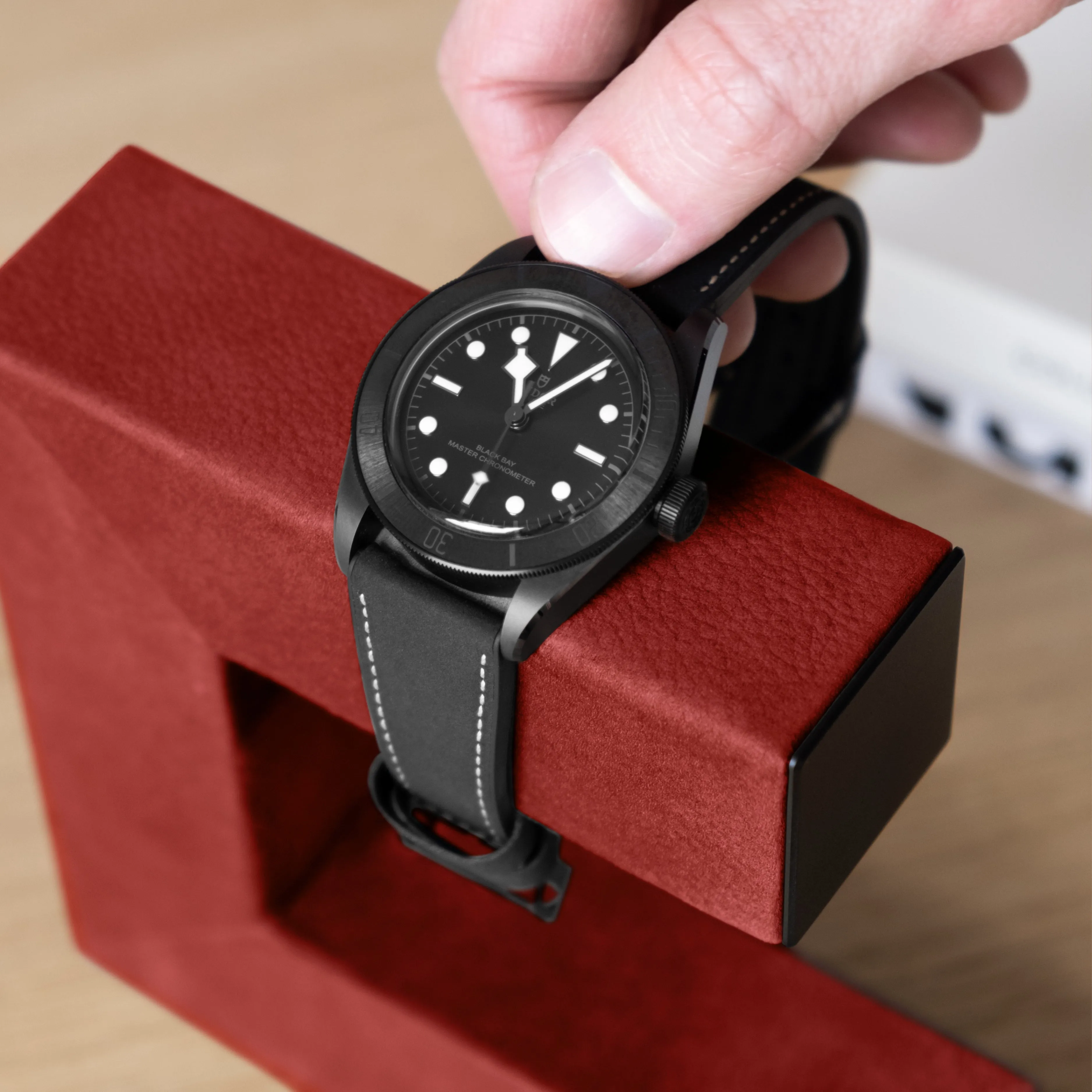 HUDSON 1 WATCH STAND - CRIMSON / GREY