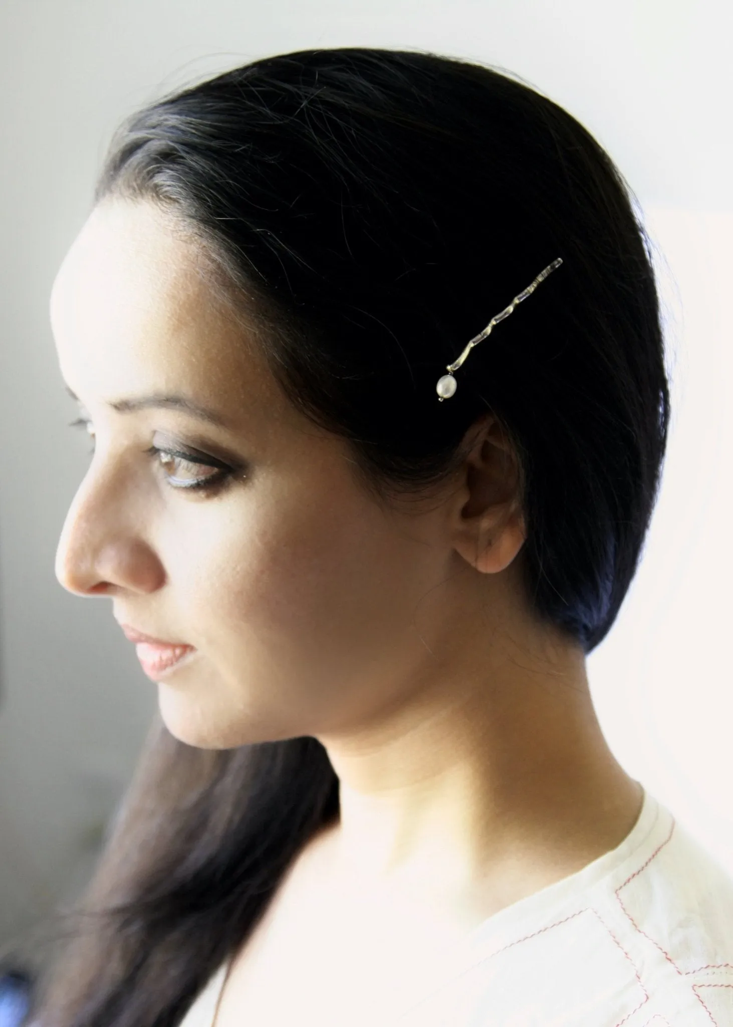 Minimalist and elegant pearl drop hair clip