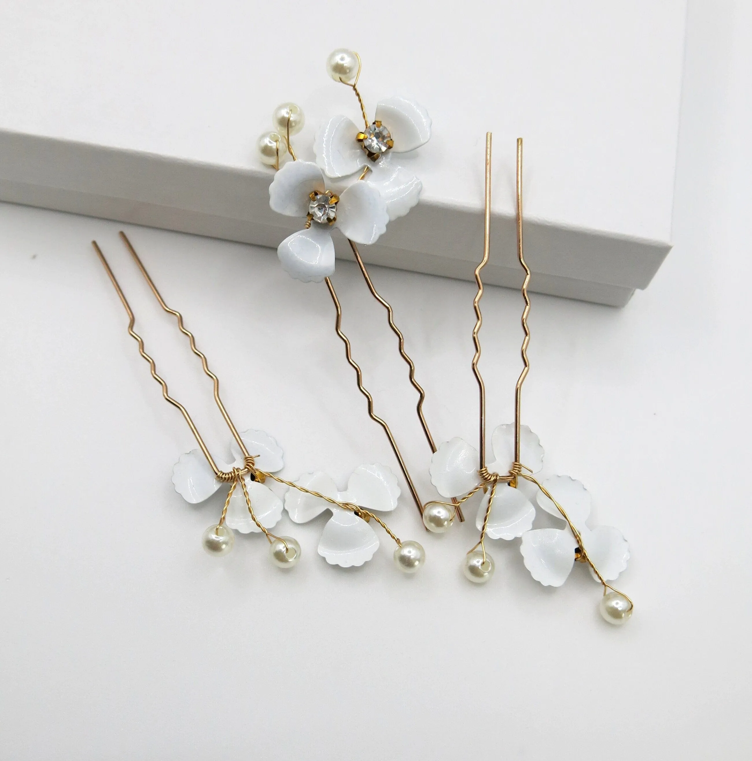 White Metal Flower Bride 3 PC Hairpin Set, Wedding Floral Minimalist Hair Pins, Bridesmaid Gold Wire Flower Hairpiece