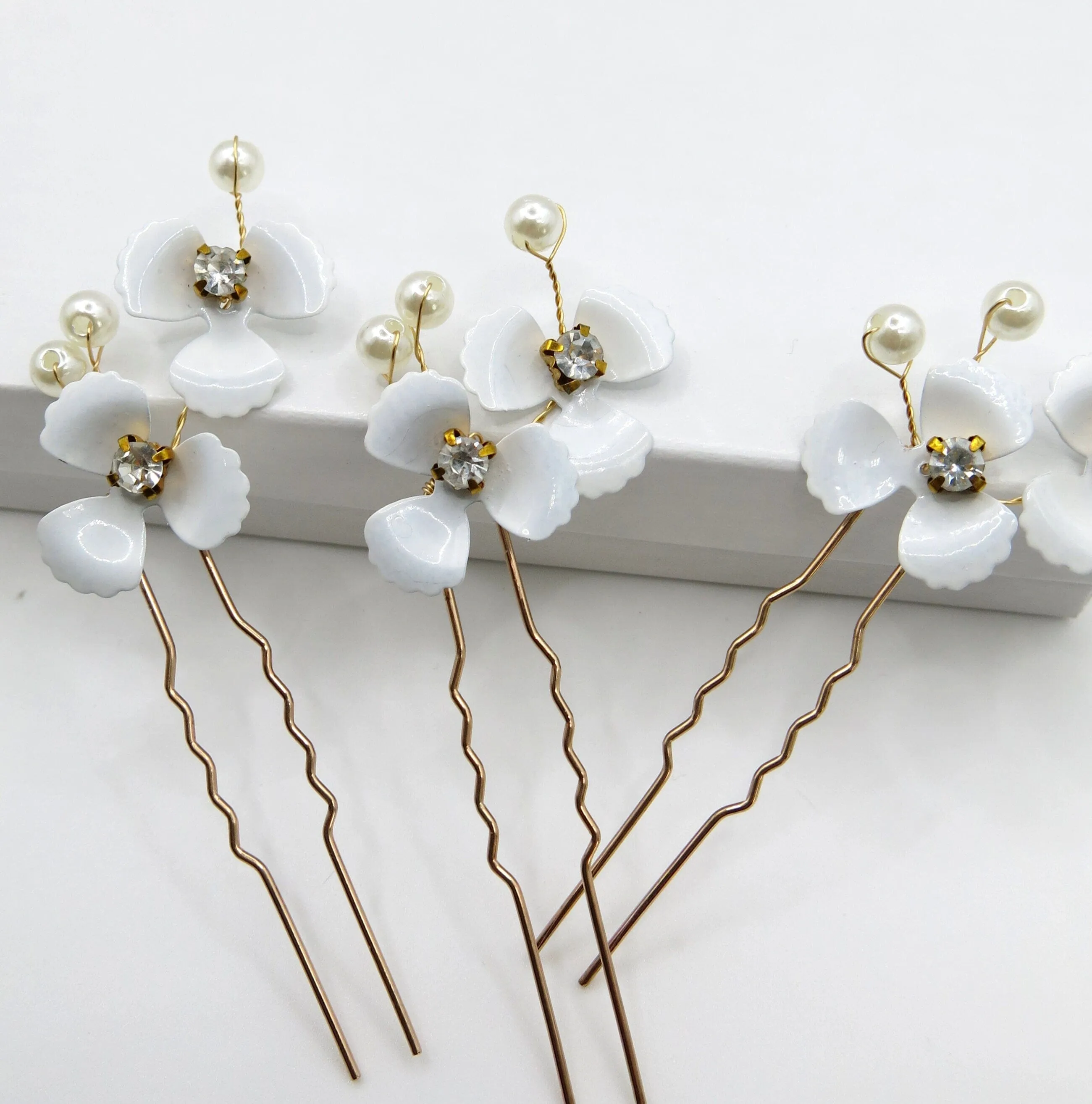 White Metal Flower Bride 3 PC Hairpin Set, Wedding Floral Minimalist Hair Pins, Bridesmaid Gold Wire Flower Hairpiece