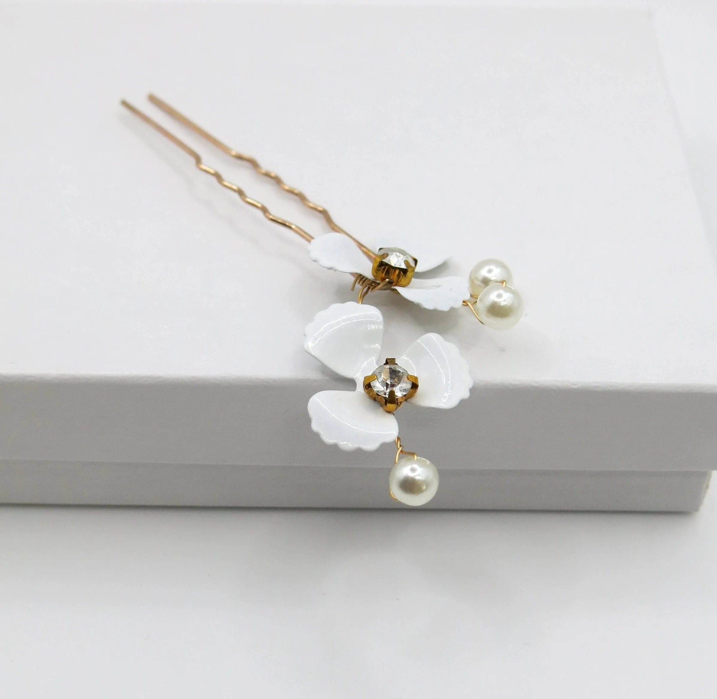 White Metal Flower Bride 3 PC Hairpin Set, Wedding Floral Minimalist Hair Pins, Bridesmaid Gold Wire Flower Hairpiece