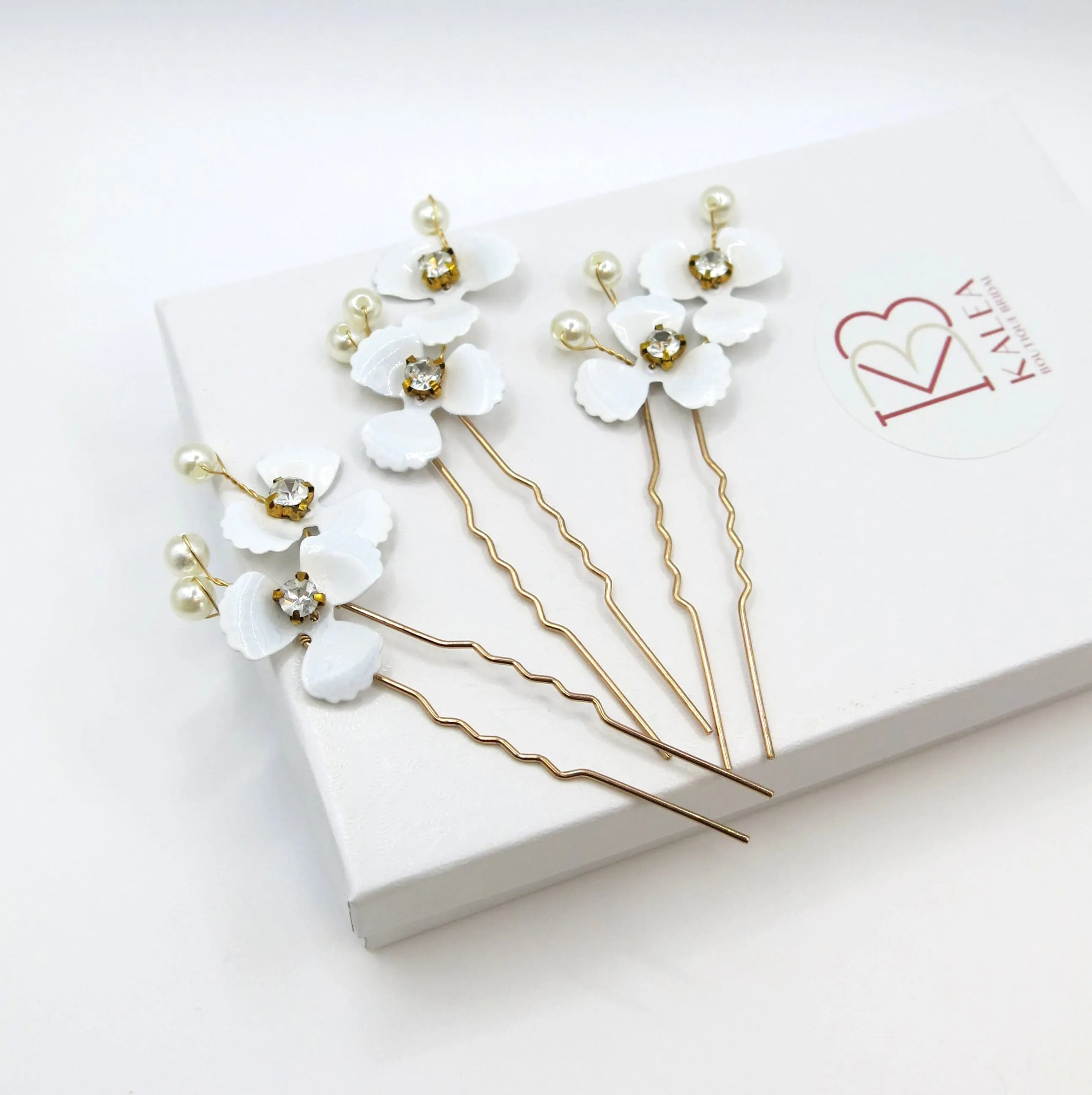 White Metal Flower Bride 3 PC Hairpin Set, Wedding Floral Minimalist Hair Pins, Bridesmaid Gold Wire Flower Hairpiece
